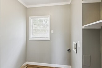 Building Photo - 1606 Oaks Dr