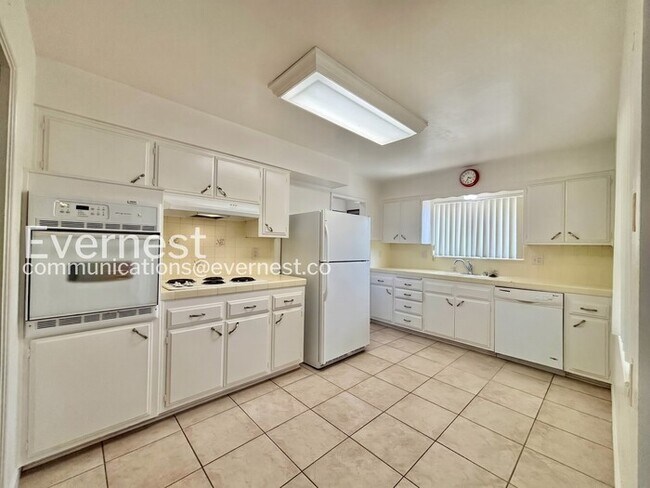 Building Photo - Spacious 3 Bed, 2 Bath Home with Carport! / 55+ Age Restricted Community/  Available Now!