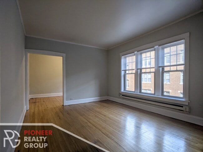 Building Photo - 634 W Barry Ave