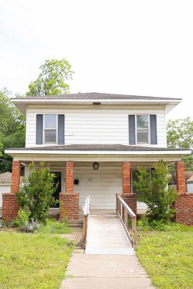 Building Photo - 413 E Hazel Ave