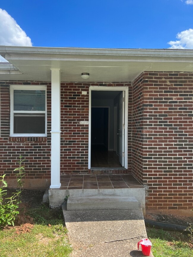 Photo - 305 W Oak St Apartment