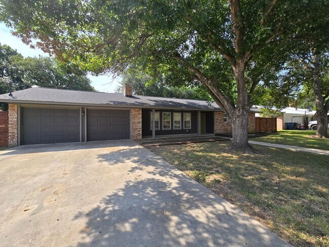 Foto del edificio - 1.5 Miles to Gruene / Fridge, Washer & Dryer Included / 2 Living Areas / Tons of Space / No Carpe...