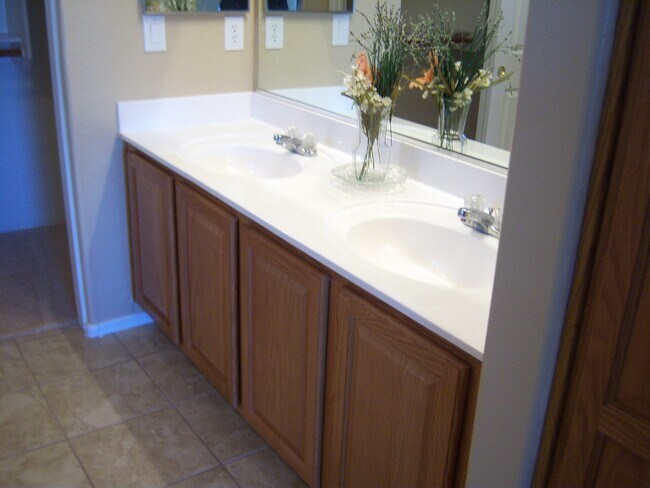 Foto del edificio - GREAT 4BEDROOM/3BATH HOME WITH ALL THAT YO...