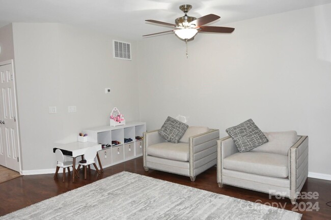 Building Photo - 6985 Honey Tree Ln