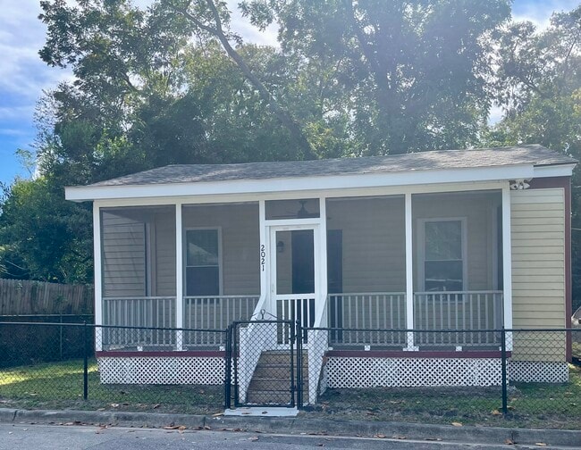 Building Photo - 2021 Hudson St