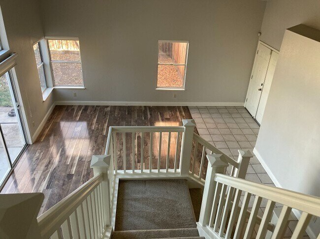 Foto del edificio - Beautiful 4 Bedroom, 3 Full Bath Tracy Hom...