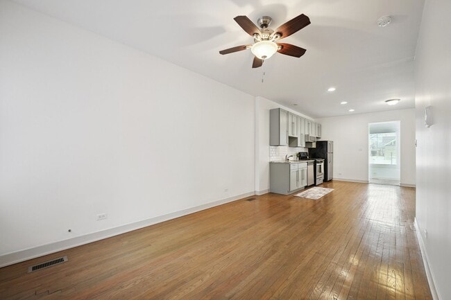 Building Photo - 7138 S Prairie Ave