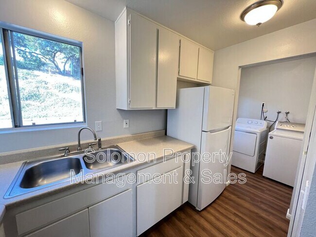 Foto del edificio - 4748 Sunny Hills Rd