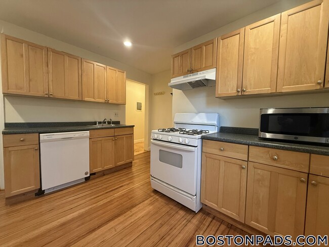 Building Photo - 64 Pleasant St