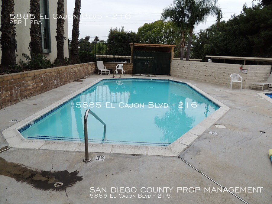 Building Photo - Large 2bed condo with pool/parking etc