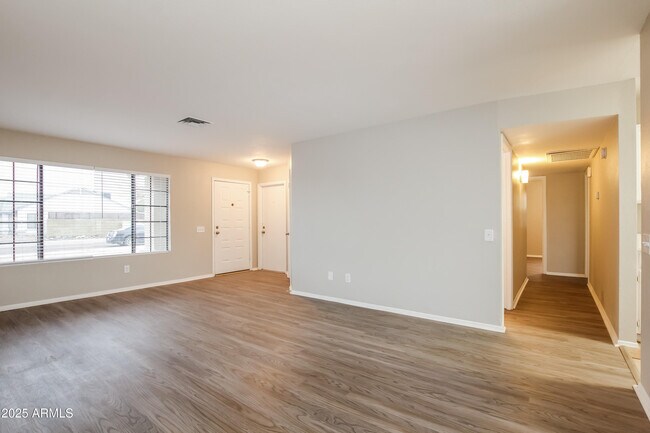 Foto del edificio - 3320 W Ross Ave