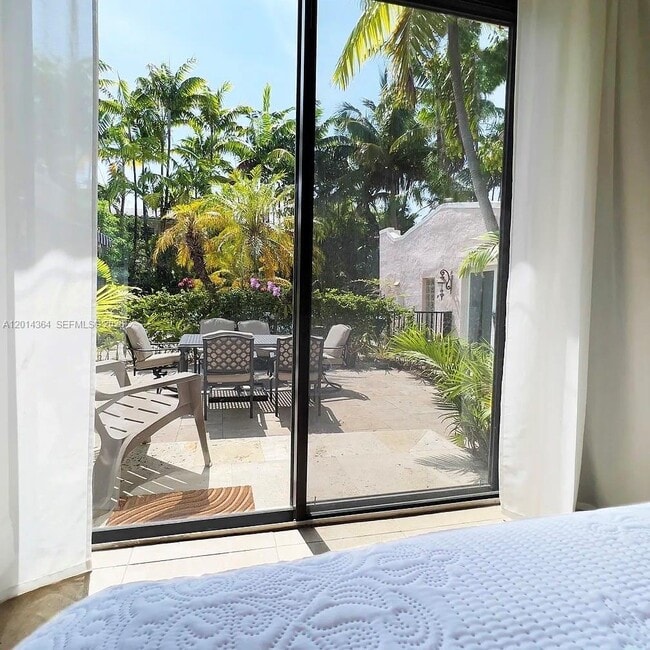 Foto del edificio - 585 NE 66th St