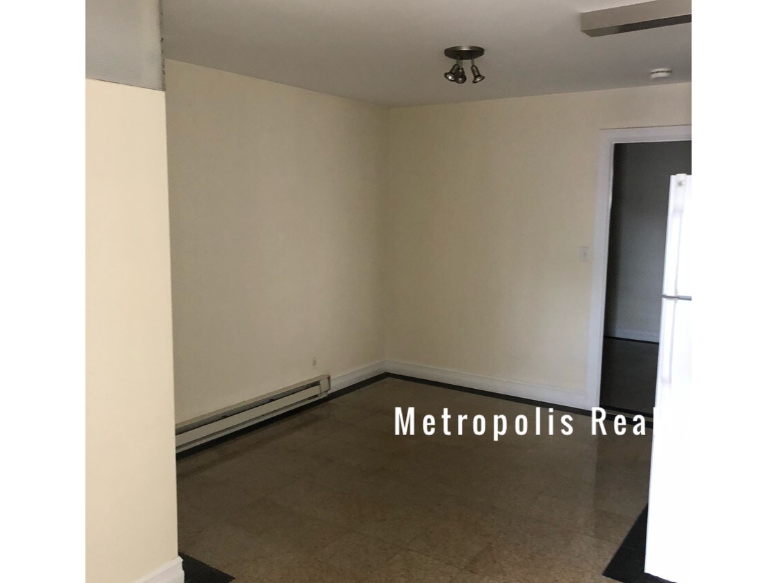 Foto principal - 24-14 32nd St