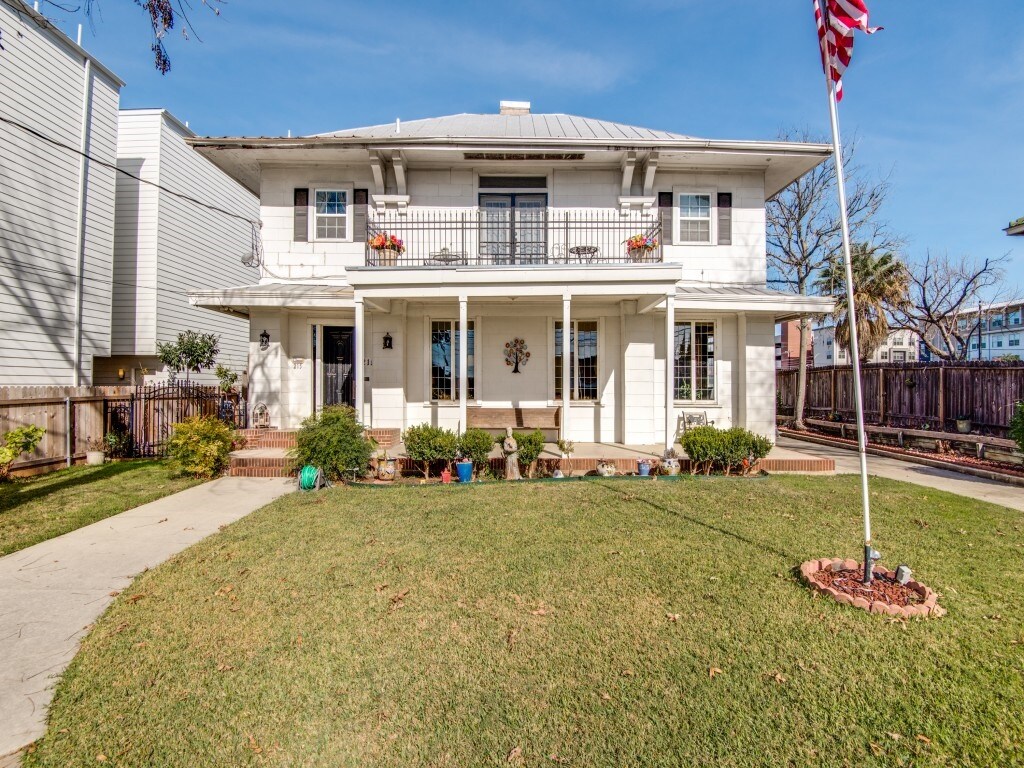 Frente - 215 W Laurel St