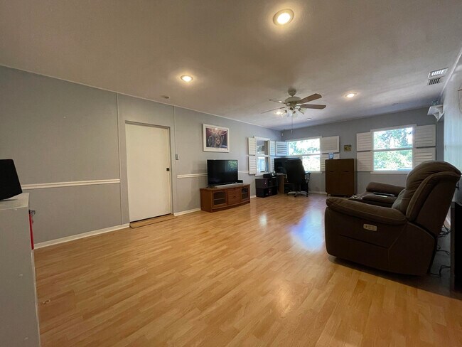 Foto del edificio - 2409 S Lois Ave