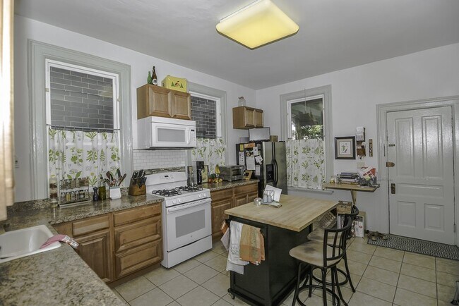 Foto del edificio - 3222 N Racine Ave