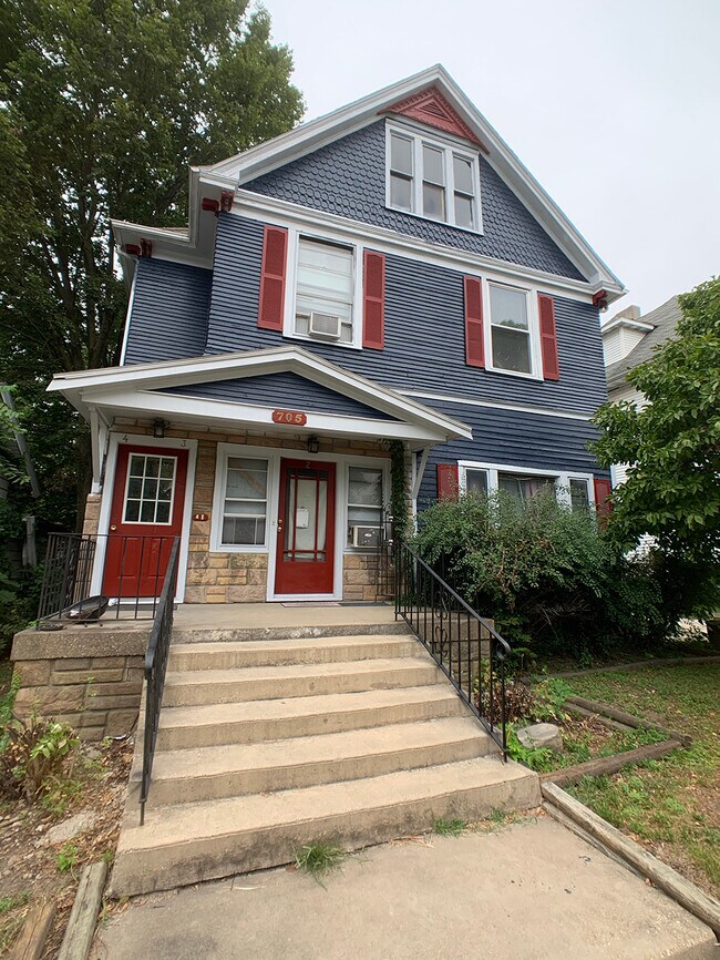 705 W Washington St Unit 3C, Bloomington, IL 61701 Rentals in