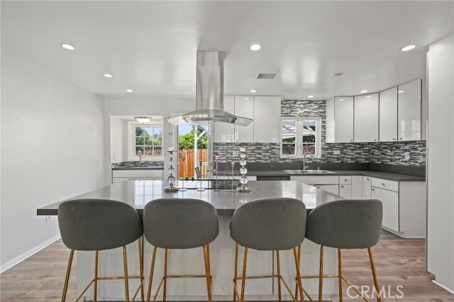 Building Photo - 18433 Tarzana Dr