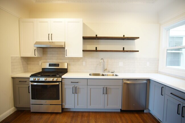 cocina - recientemente renovado - 180 Parker Ave