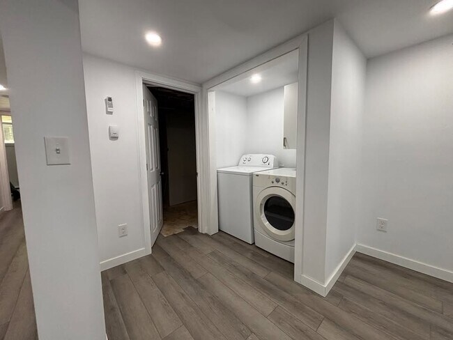 Photo du bâtiment - 2 Bed 1 Bath Apartment $1700/m All-Inclusive!