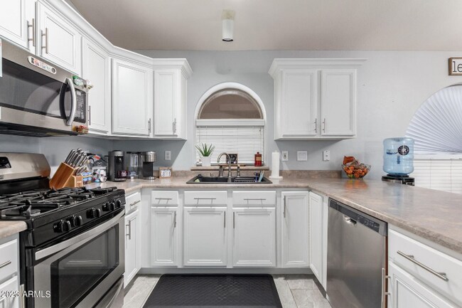 Building Photo - 43890 W Cahill Dr
