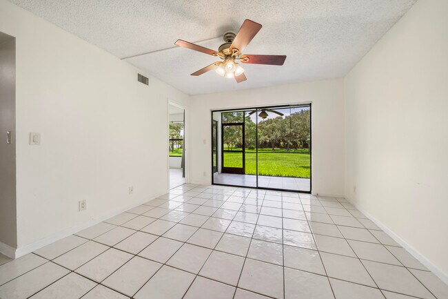 Foto del edificio - 3355 Jaywood Terrace