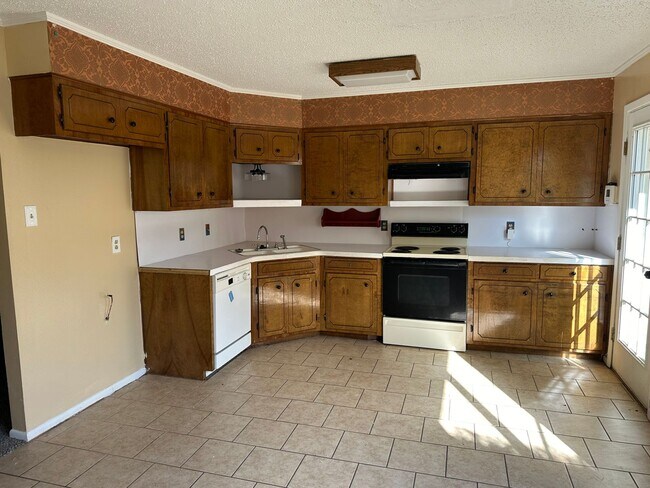 Building Photo - 2 Bedroom, 1.5 Bathroom, 2 Car Garage Cond...