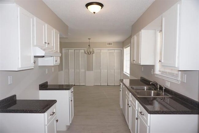 Building Photo - 5353 Scrivener Dr