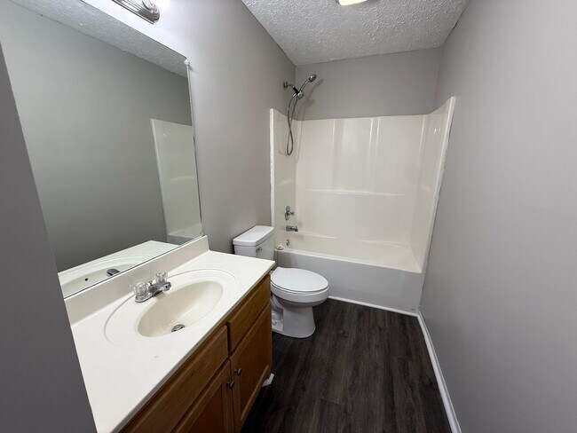 Foto del edificio - Cozy 2 Bedroom Garden Apartment