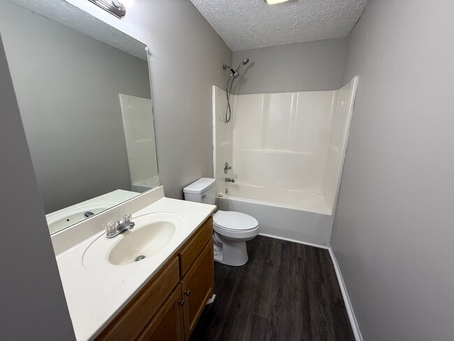 Building Photo - Cozy 2 Bedroom Garden Apartment