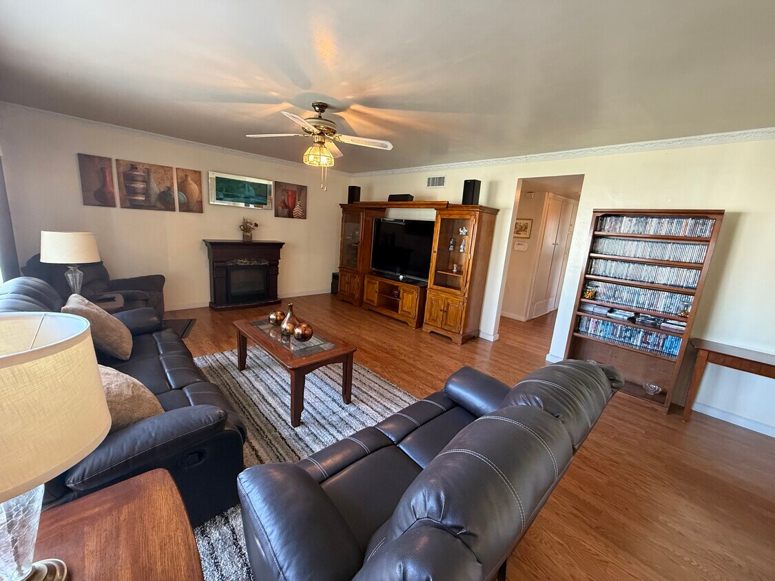 Foto principal - 8917 Reydon St