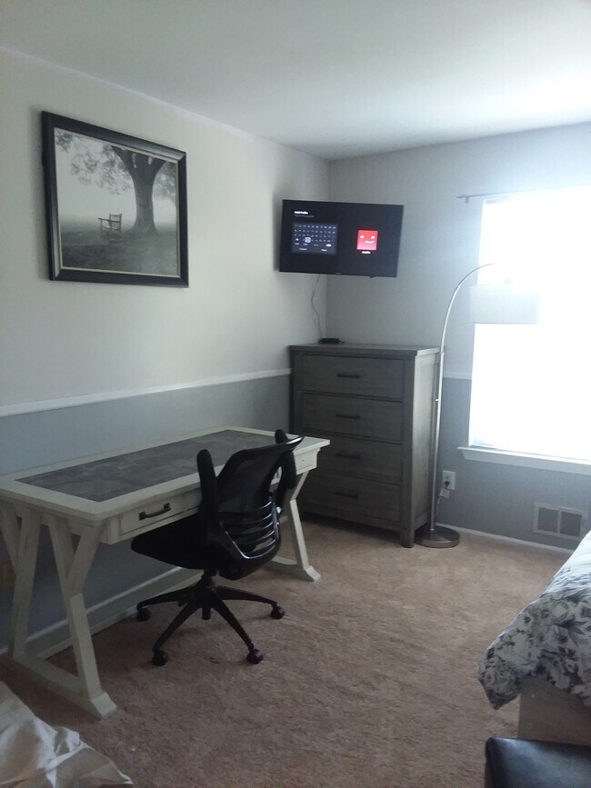 Diagonal view. THE ROOM for RENT. It includes wireless tv, desk, dresser and bed. - 321 Classon Ct