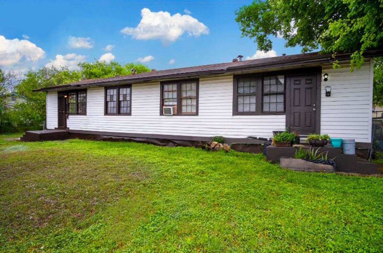 Foto principal - Cozy Renovated 2 BR Near Downtown