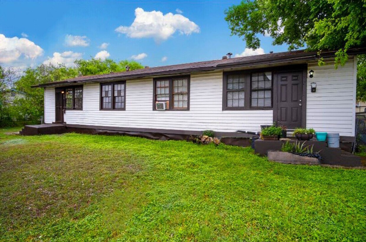 Primary Photo - Cozy Renovated 2 BR Near Downtown