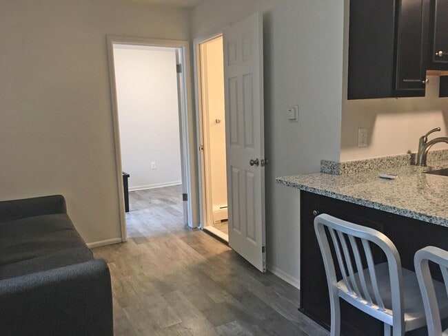 Building Photo - 912 Oakland Ave