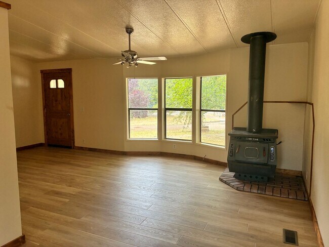 Foto del edificio - Fully Remodeled 5 Bedroom Home on 1 Acre with Shop, RV Parking & Stunning Views In Shady Cove