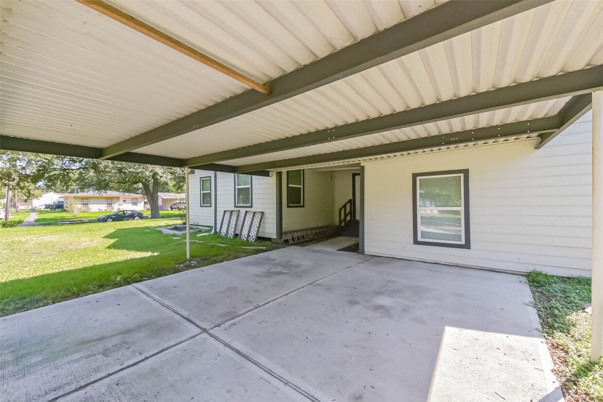 Building Photo - 1102 W Hart Ave