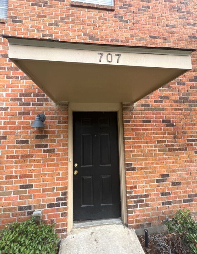 Foto del edificio - University View Condo, Gated 2 Bedroom Condo For Rent, Near LSU