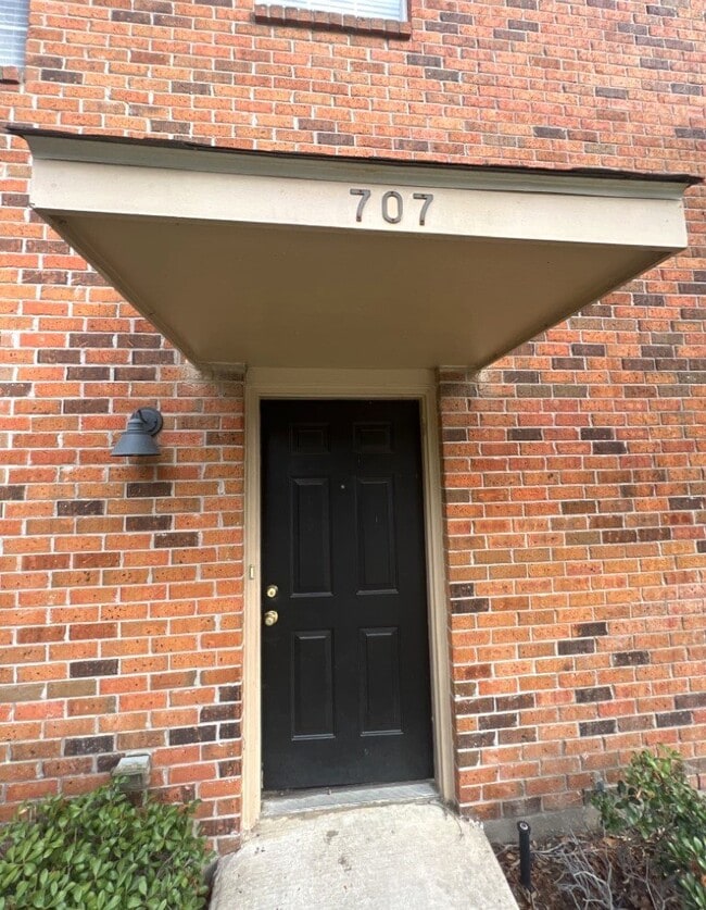 Building Photo - University View Condo, Gated 2 Bedroom Condo For Rent, Near LSU
