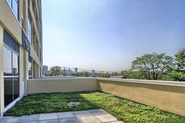 Private garden terraces - The 1500 Condominium