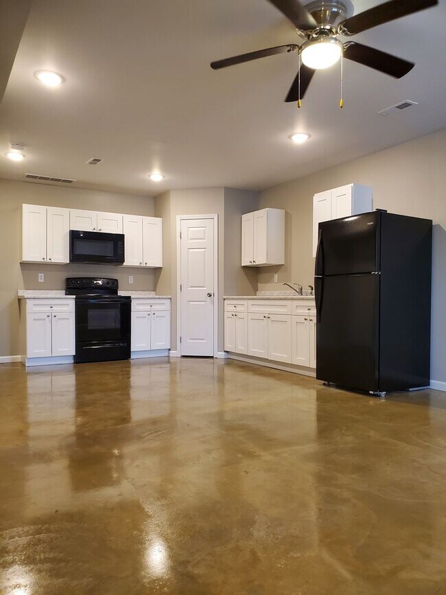 Building Photo - 211 Cane Creek Ln