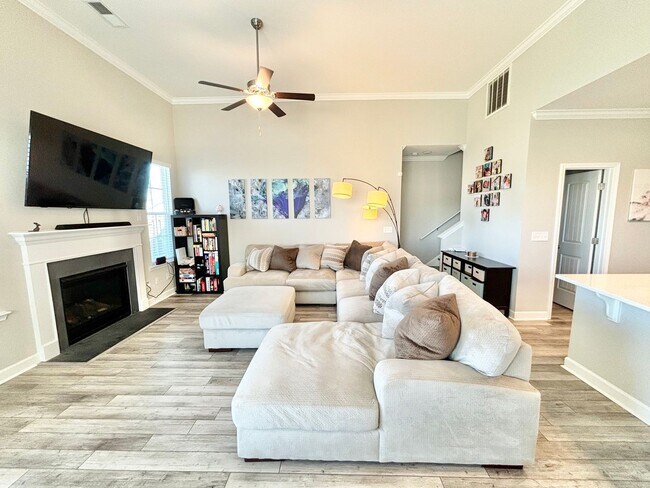 Foto del edificio - Pristine 3BR/3BA Home with Community Pool & Fenced Yard in Northeast Columbia! Available June 12th!