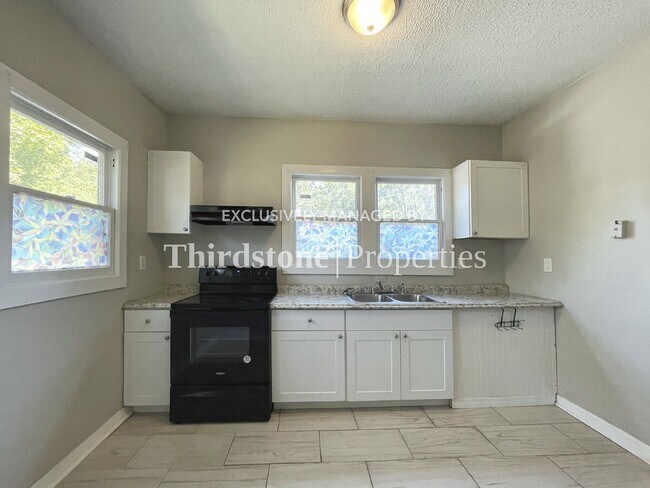 Building Photo - 753 Saranac St