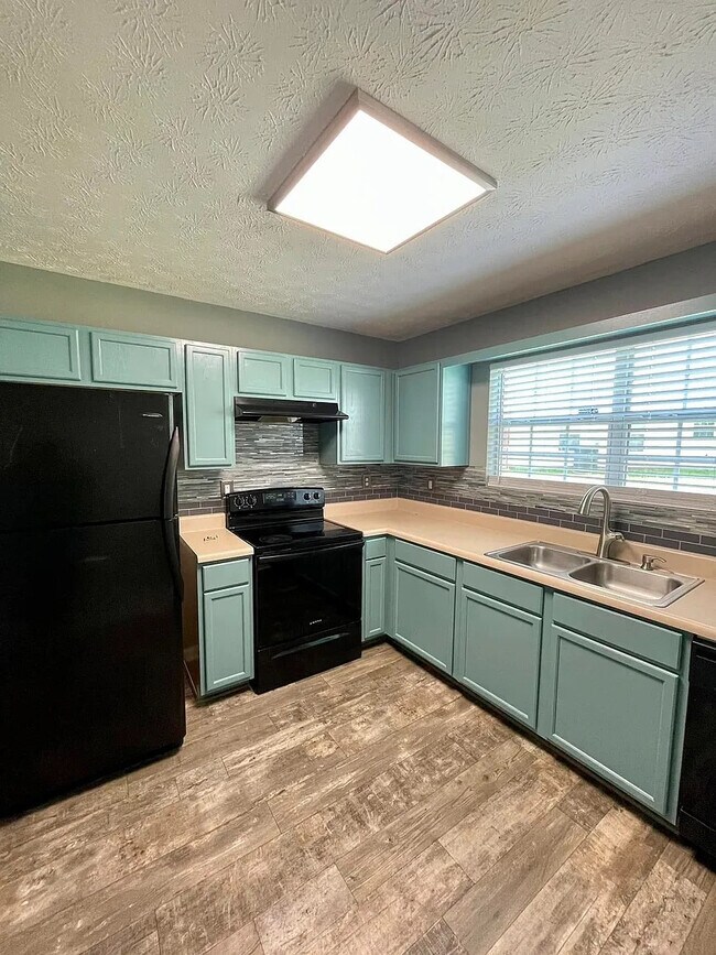 Building Photo - Room in Single Family Home on Woodwind Way