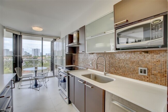 Building Photo - 3 br, 2 bath House - 3600 Yacht Club Dr Ap...