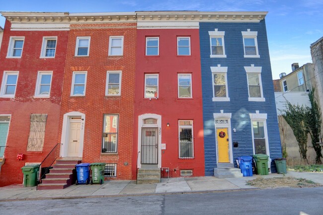 Building Photo - Charming Colonial Style Townhome