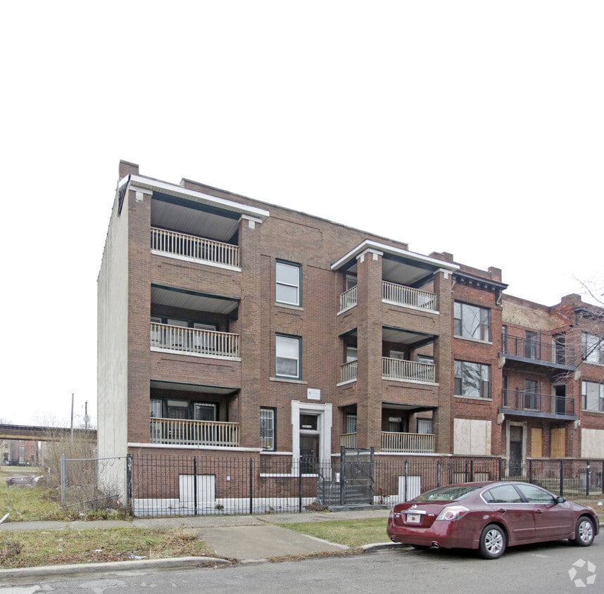 Foto principal - 5844-5846 S Calumet Ave