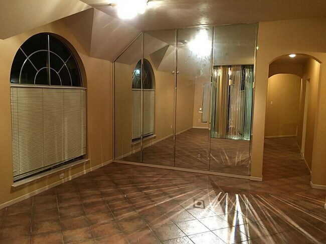 Building Photo - 8607 Rose Garden Dr