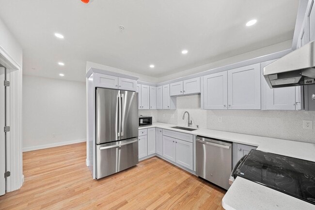 Building Photo - 417 Commercial St