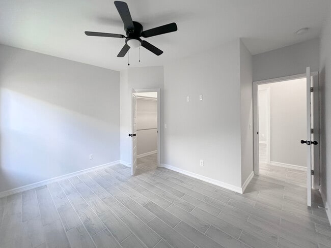 Building Photo - 404 N Alexandrite Ave